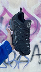 NIKE VAPOR MAX PLUS NEGRAS