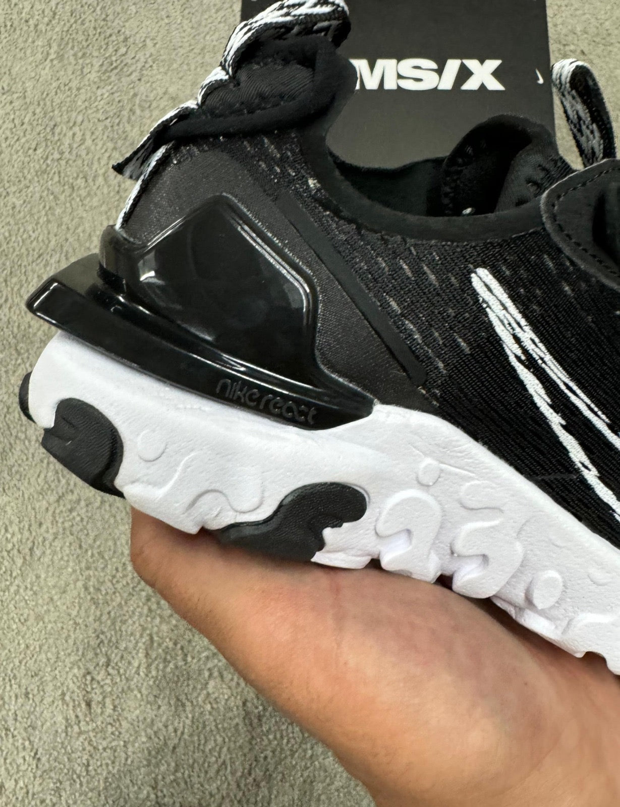NIKE REACT NEGRA Y BLANCA