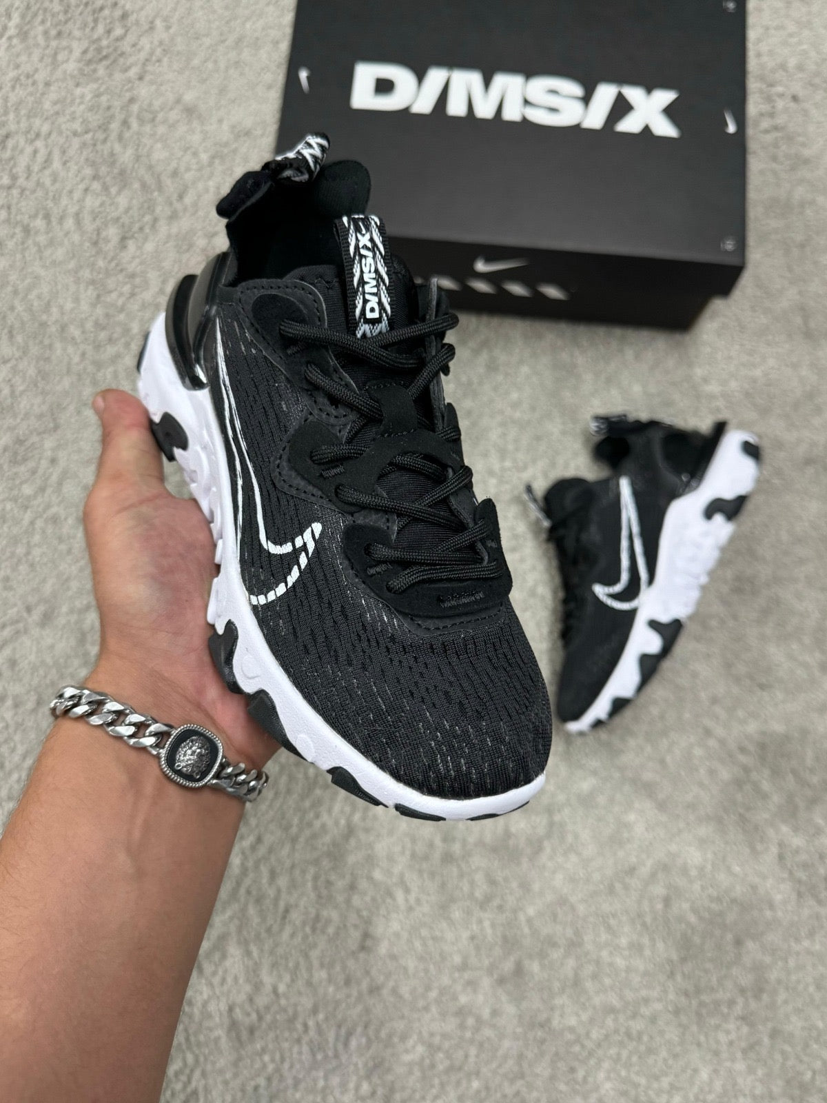 NIKE REACT NEGRA Y BLANCA
