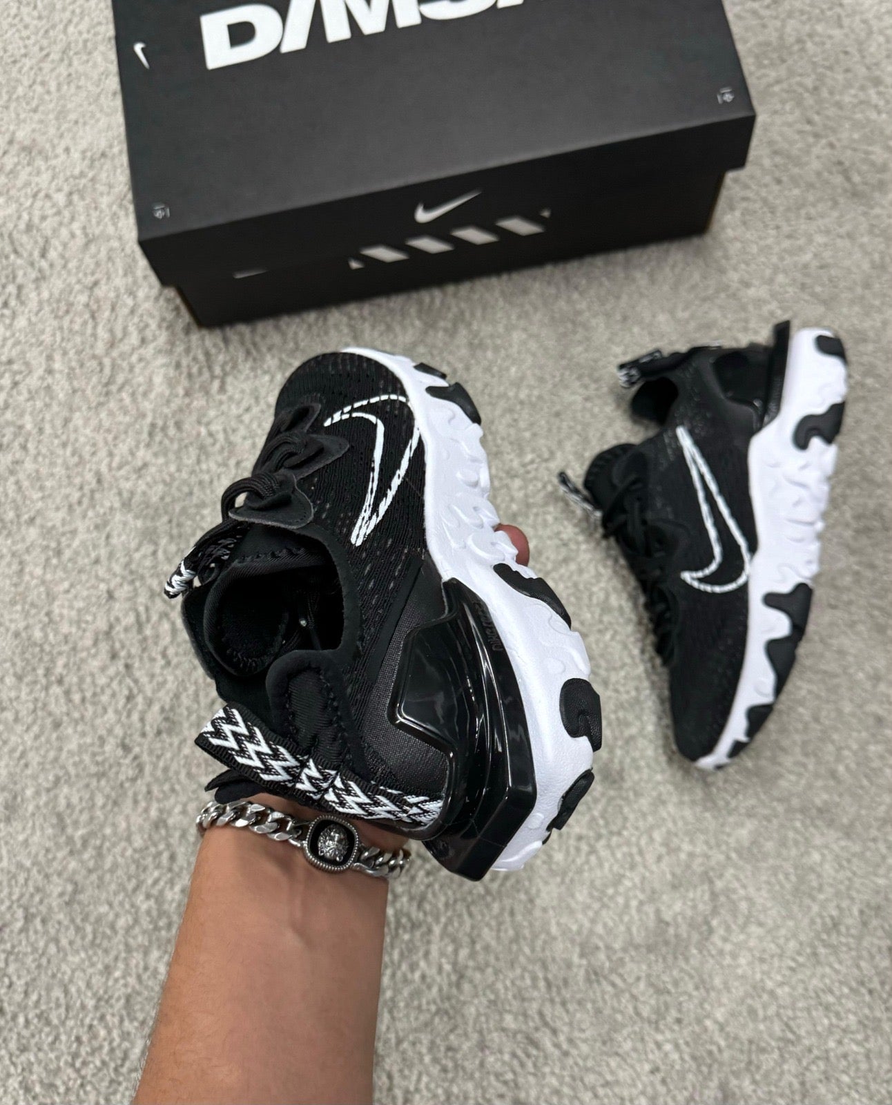 NIKE REACT NEGRA Y BLANCA